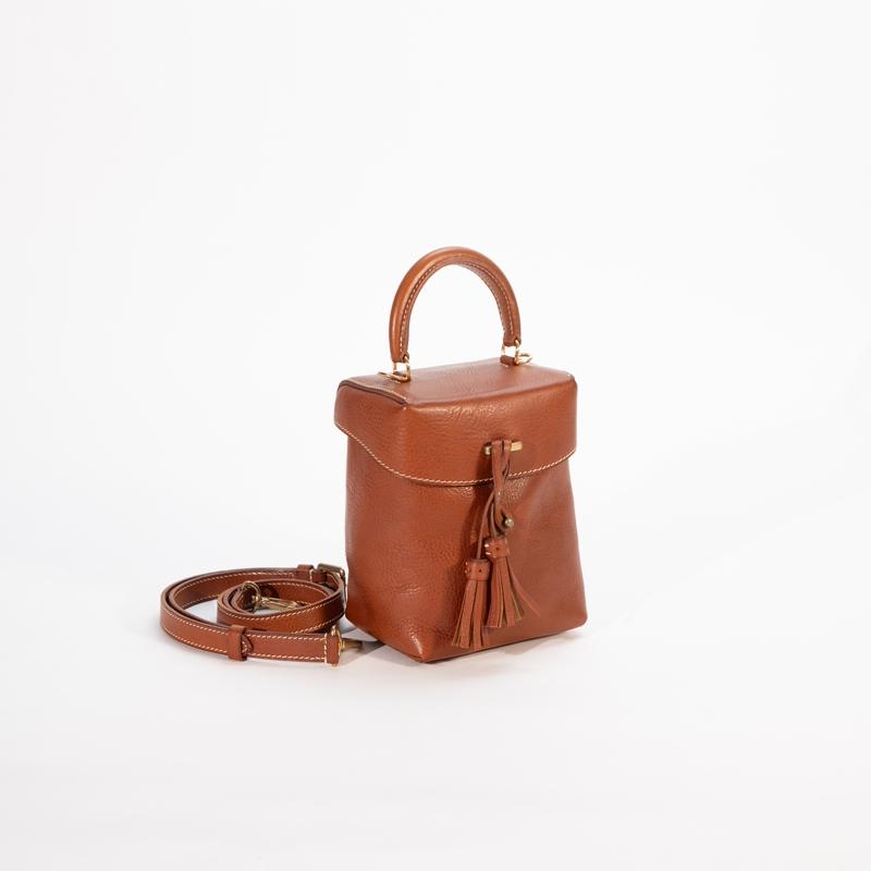 Bu yeni çanta koleksiyonunda bitkisel tabaklanmış deri vintage estetikle nasıl birleşiyor?